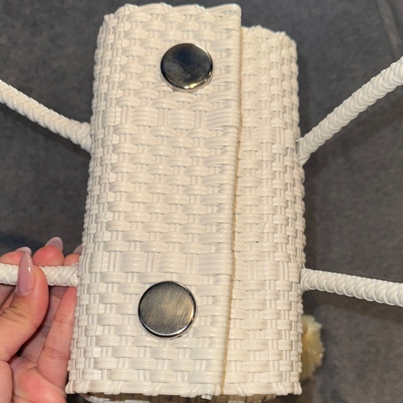 Mexican Artisanal white and gold tote bag with hanging tassels - Picture 6 of 12